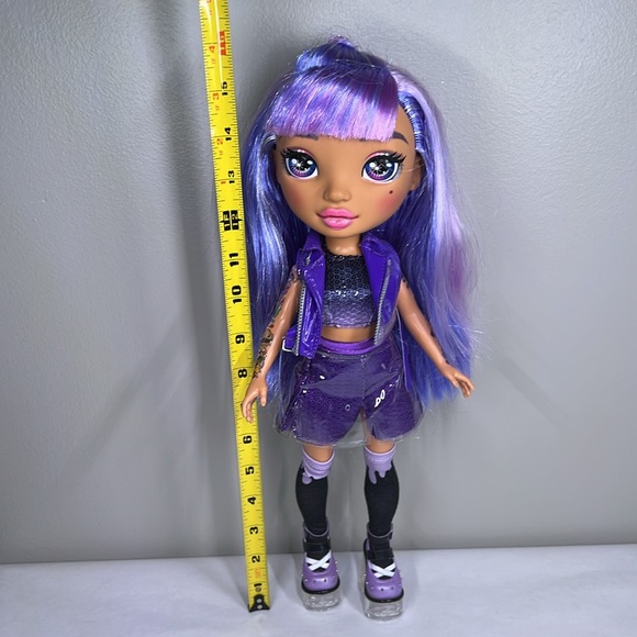 Rainbow High - 14” doll - Amethyst Rae doll - complete outfit and 2 accessories - Picture 6 of 6